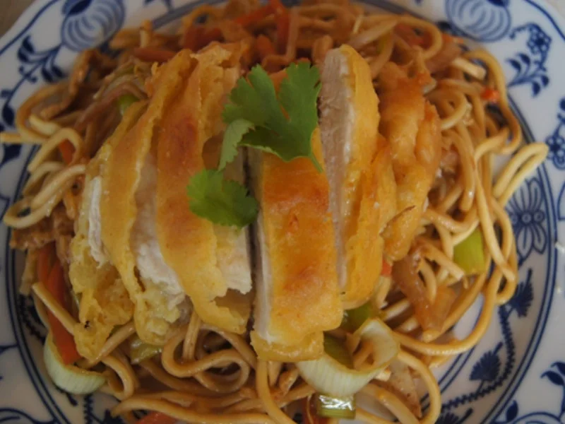 Mie-Nudeln mit Gemüse und gebratenen Eierstreifen im Wok und *) - Rezept - Bild Nr. 9978
