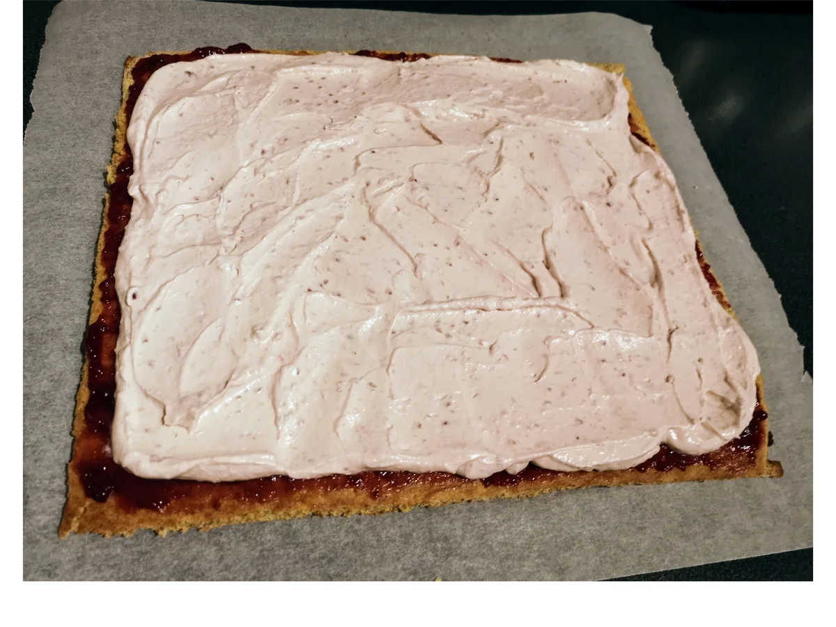 Rezept: BiNe` S NUSSROLLE MIT HIMBEERCREME Bild Nr. 7 BiNe` S NUSSROLLE MIT HIMBEERCREME - Rezept - Bild Nr. 7