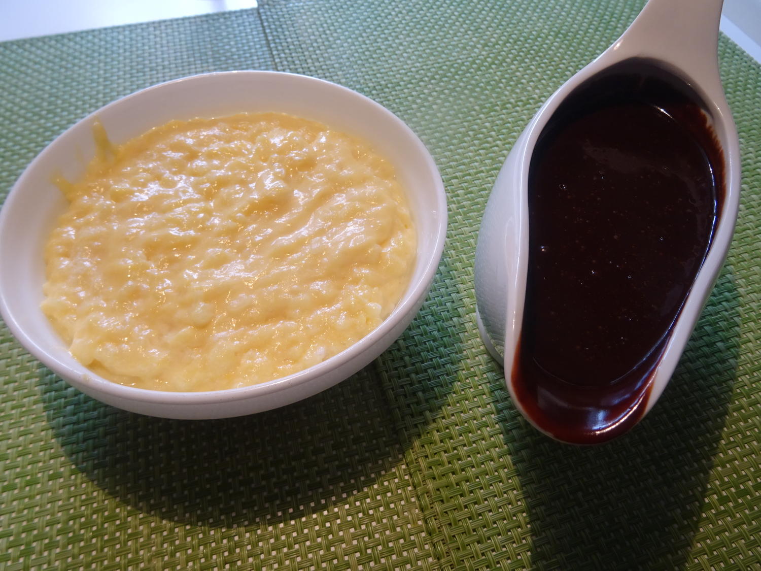Milchreis-Pudding mit Schokoladensoße - Rezept - kochbar.de