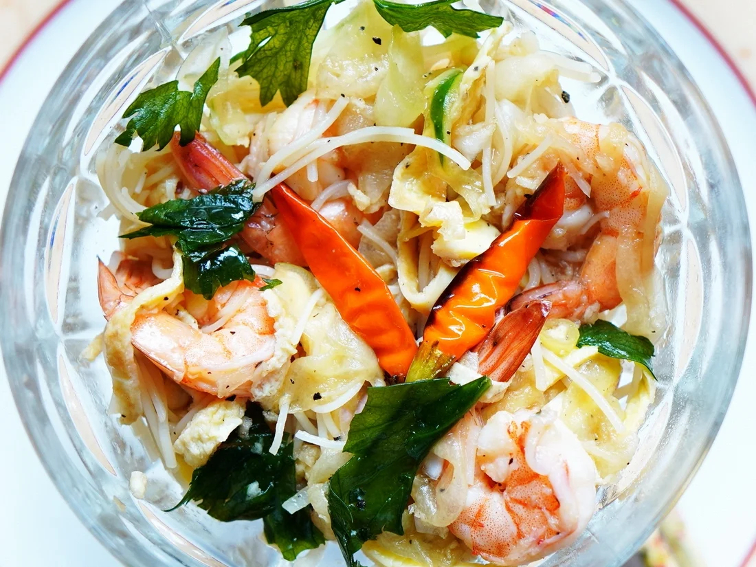 Rezept: Würzig-scharfer Nudelsalat mit Garnelen Bild Nr. 2 Würzig-scharfer Nudelsalat mit Garnelen - Rezept - Bild Nr. 2