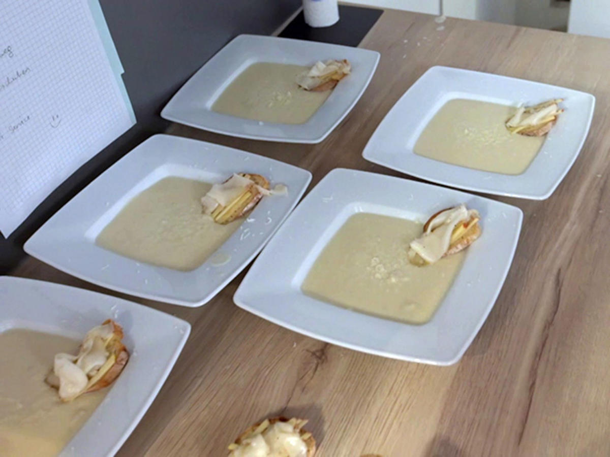 Karfiolcremesuppe mit Pecorino und Lardo Apfel Crostino - von Das ...