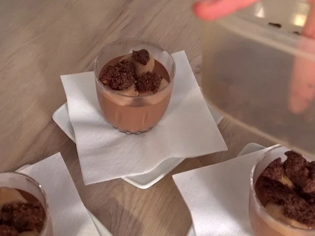 Sternanis-Schokoladen-Mousse mit Passionsfruchtcreme und Schokocrumble - Rezept - Bild Nr. 2