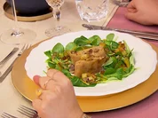 Wirsingstrudel an Vogerlsalat mit heller Tomatenjus und Kartoffel-Maroni-Topping - Rezept - Bild Nr. 2