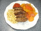 Cevapcici mit Paprikagemüse, Ajvar und scharfen Zwiebelchen - Rezept - Bild Nr. 2