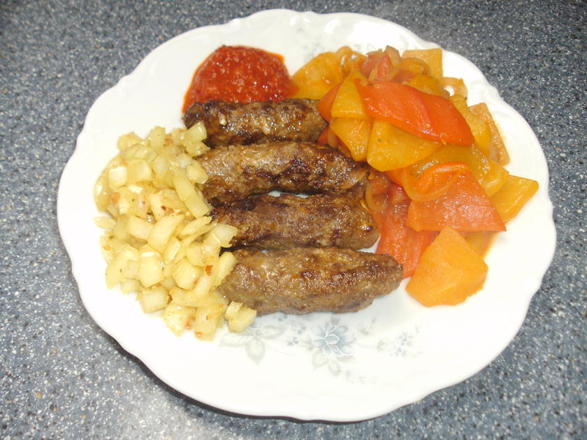 Cevapcici mit Paprikagemüse, Ajvar und scharfen Zwiebelchen - Rezept ...