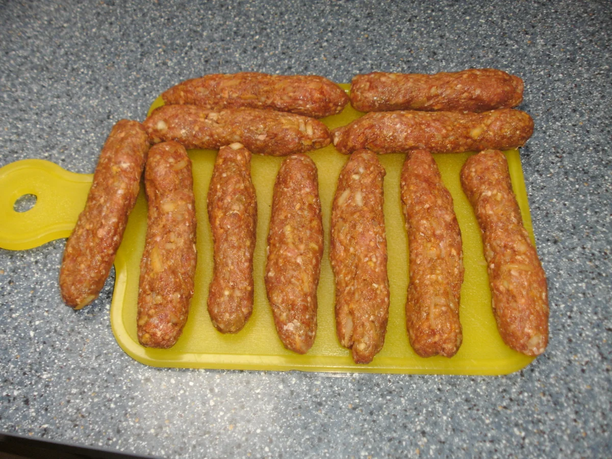 Cevapcici mit Paprikagemüse, Ajvar und scharfen Zwiebelchen - Rezept - Bild Nr. 3