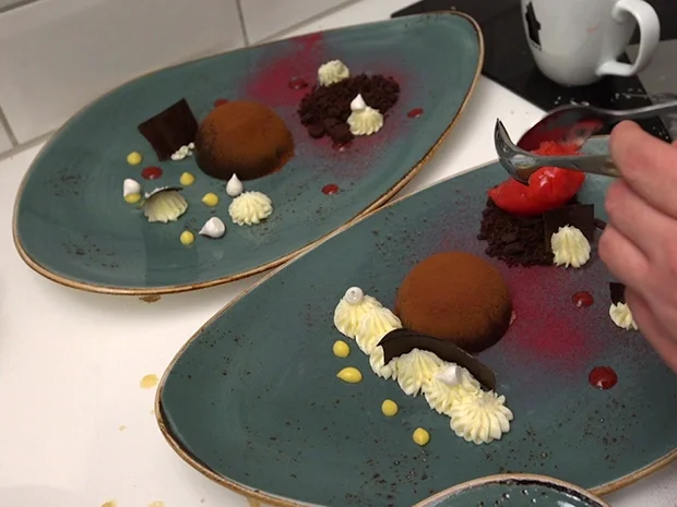 Schoko-Zweierlei mit Himbeersorbet - Rezept - Bild Nr. 2