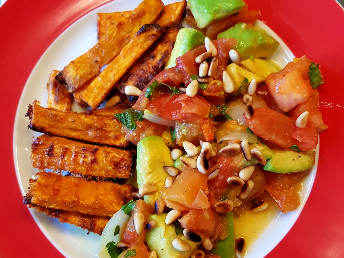 Süßkartoffelpommes mit Tomaten-Avocado-Gemüse - Rezept - Bild Nr. 10000