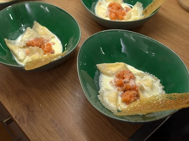 Tortellini in Zitronen-Sahnesauce an Lachs-Tartar - Rezept - Bild Nr. 2