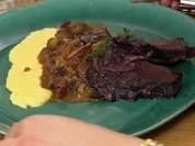 Geschmorte Ochsenbacken mit Portwein-Jus, Polenta und Pilzsauce - Rezept - Bild Nr. 2