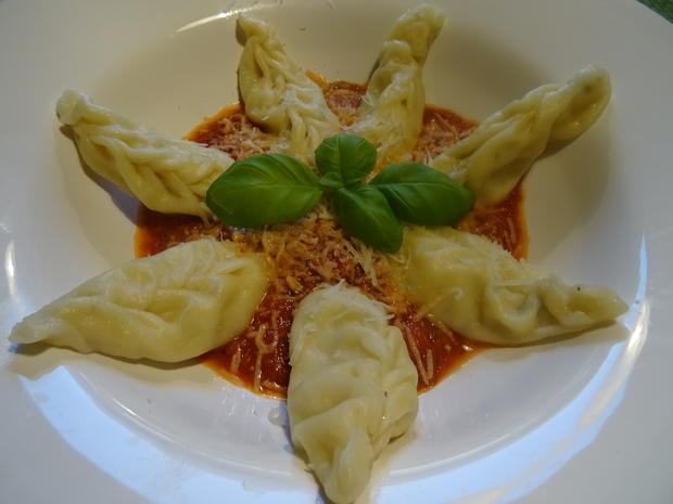 Culurgiones sardische Ravioli mit Kartoffel-Käsefüllung und Tomatensoße ...