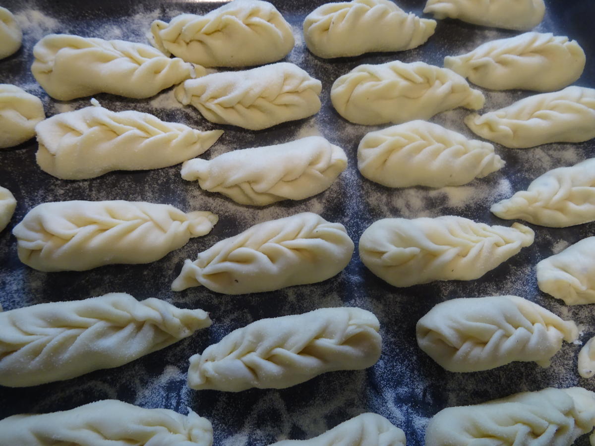 Culurgiones sardische Ravioli mit Kartoffel-Käsefüllung und Tomatensoße ...