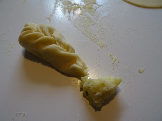 Culurgiones sardische Ravioli mit Kartoffel-Käsefüllung und Tomatensoße ...