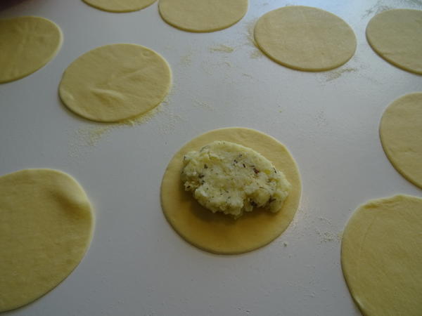 Culurgiones sardische Ravioli mit Kartoffel-Käsefüllung und Tomatensoße ...