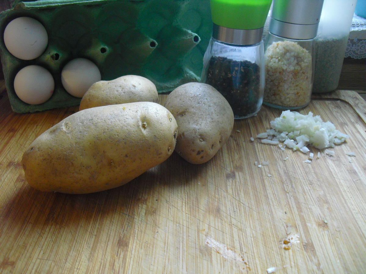 Hackfleischklößchen-Nudel-Suppe dazu Kartoffelpuffer - Rezept - Bild Nr. 10007