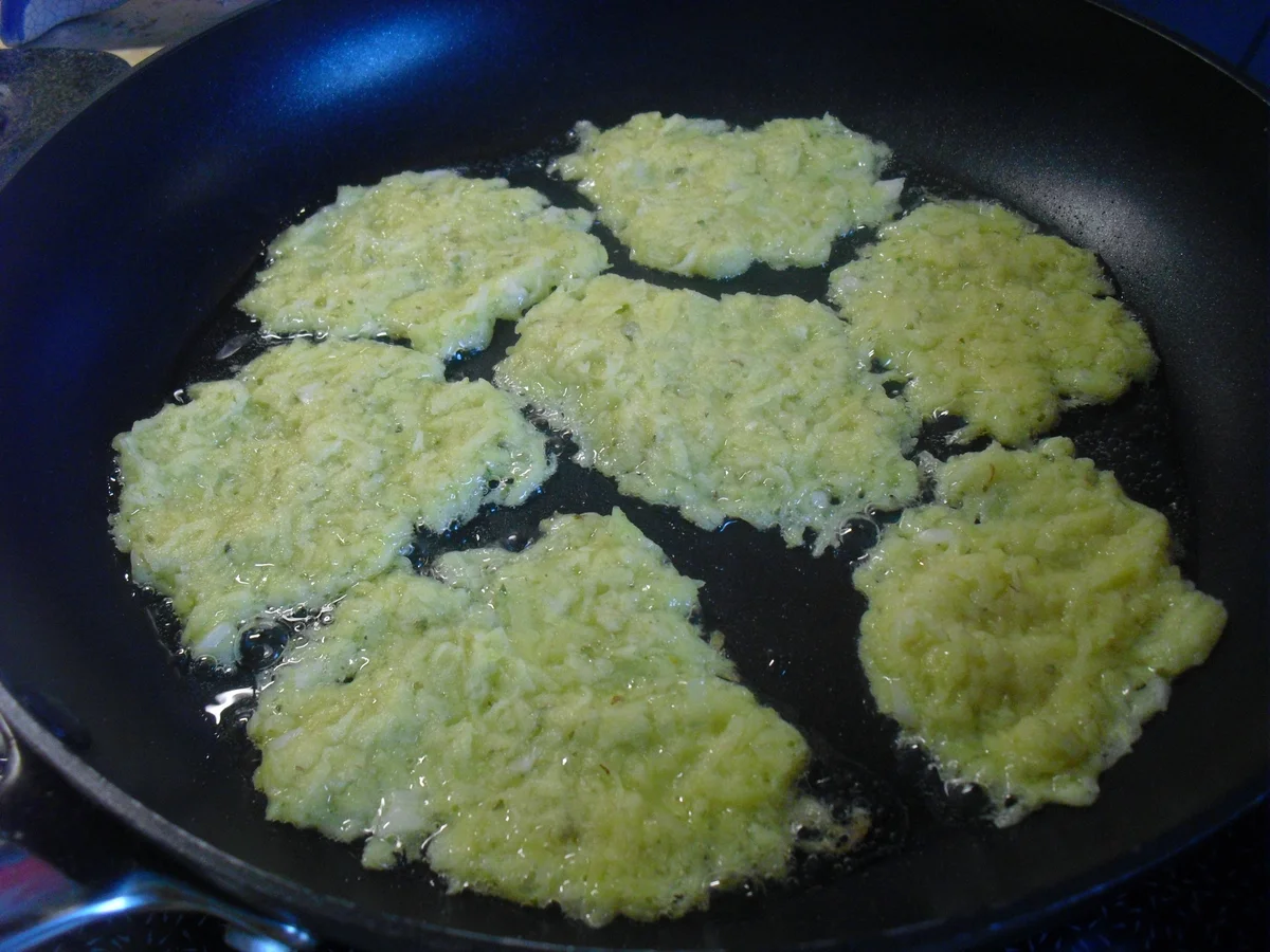 Hackfleischklößchen-Nudel-Suppe dazu Kartoffelpuffer - Rezept - Bild Nr. 10009