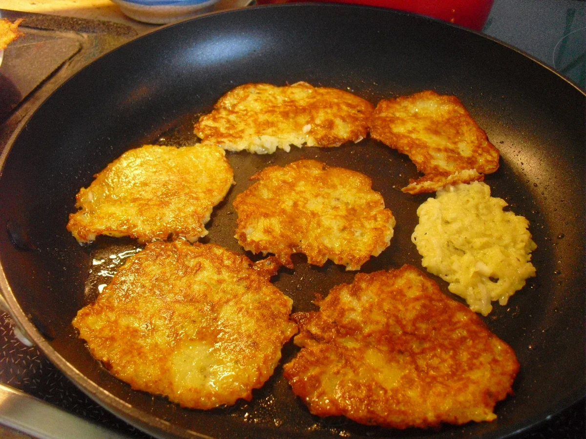 Hackfleischklößchen-Nudel-Suppe dazu Kartoffelpuffer - Rezept - Bild Nr. 10010
