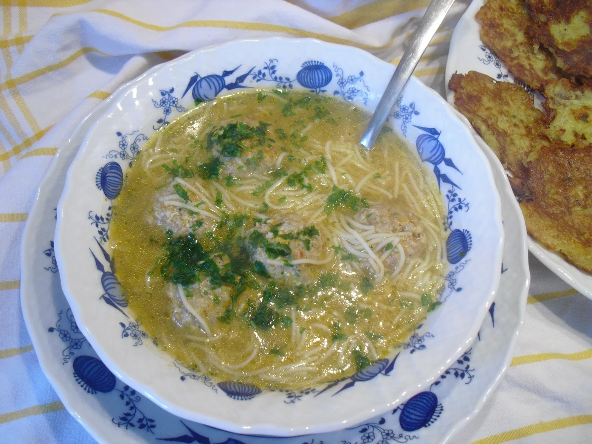 Hackfleischklößchen-Nudel-Suppe dazu Kartoffelpuffer - Rezept - Bild Nr. 10011