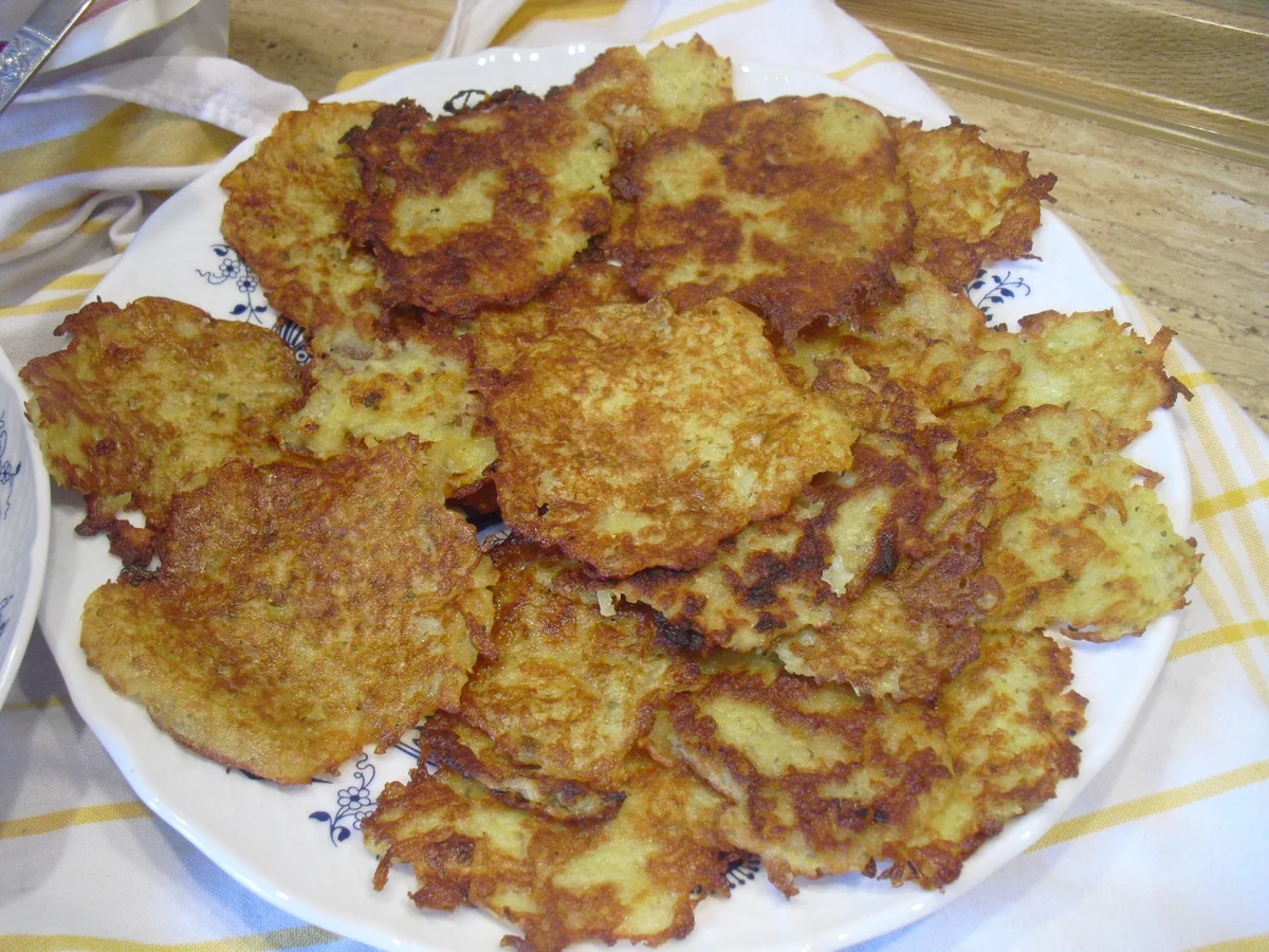 Hackfleischklößchen-Nudel-Suppe dazu Kartoffelpuffer - Rezept - Bild Nr. 10012