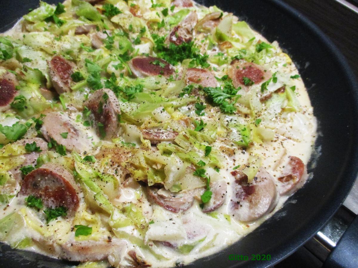 Spitzkohl-Pfanne mit Bratwurst - Rezept - kochbar.de