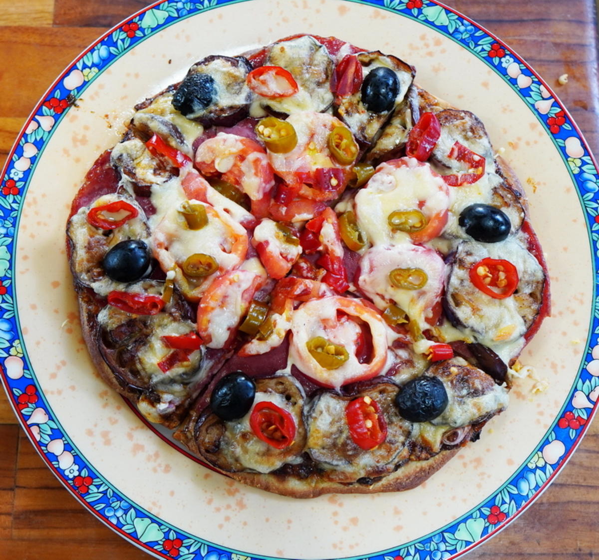 Schinkenpizza mit Auberginen und Tomaten - Rezept - Bild Nr. 3