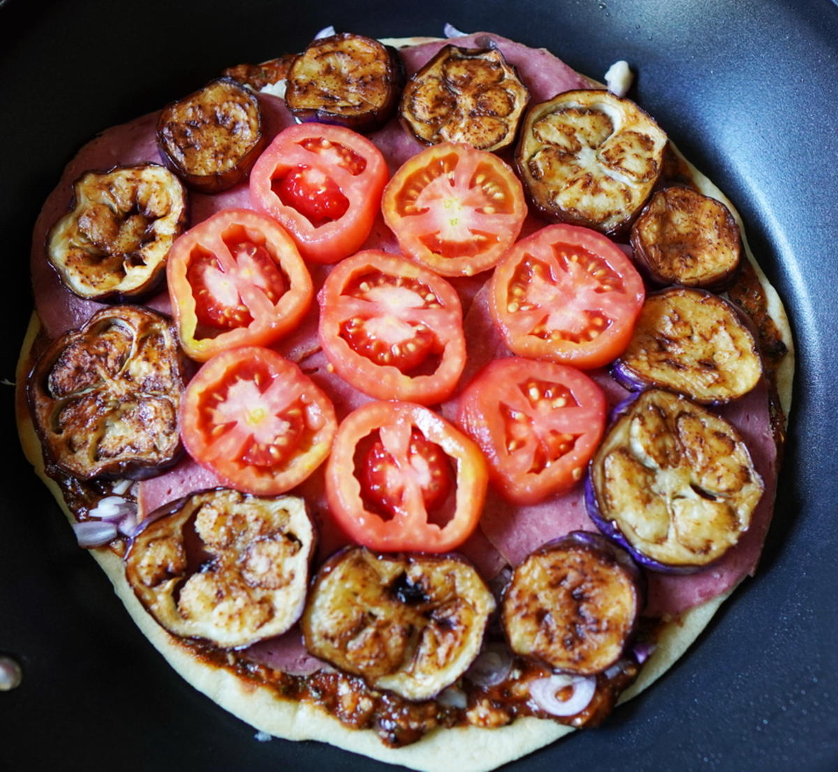Schinkenpizza mit Auberginen und Tomaten - Rezept - Bild Nr. 4