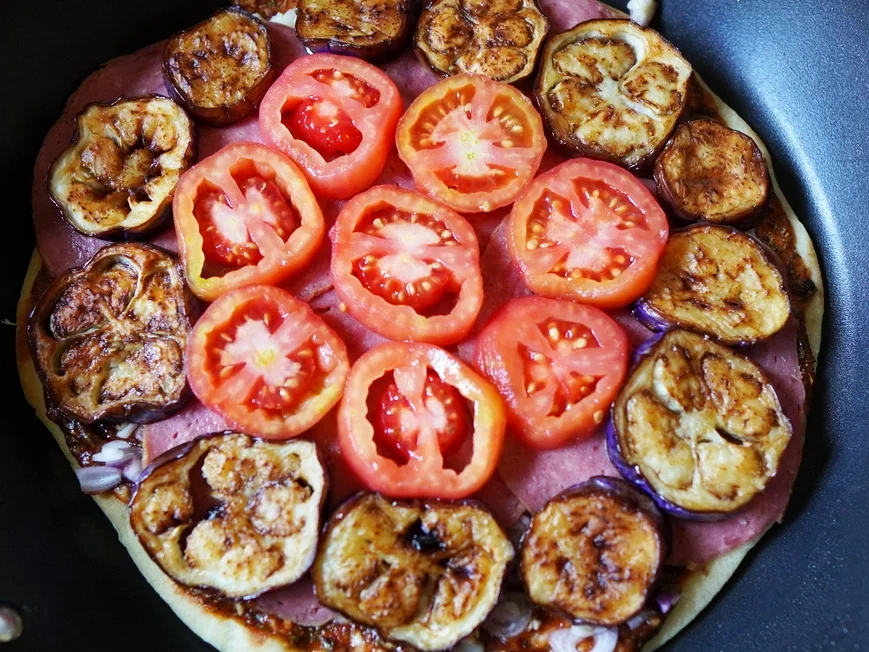 Schinkenpizza mit Auberginen und Tomaten - Rezept - Bild Nr. 4