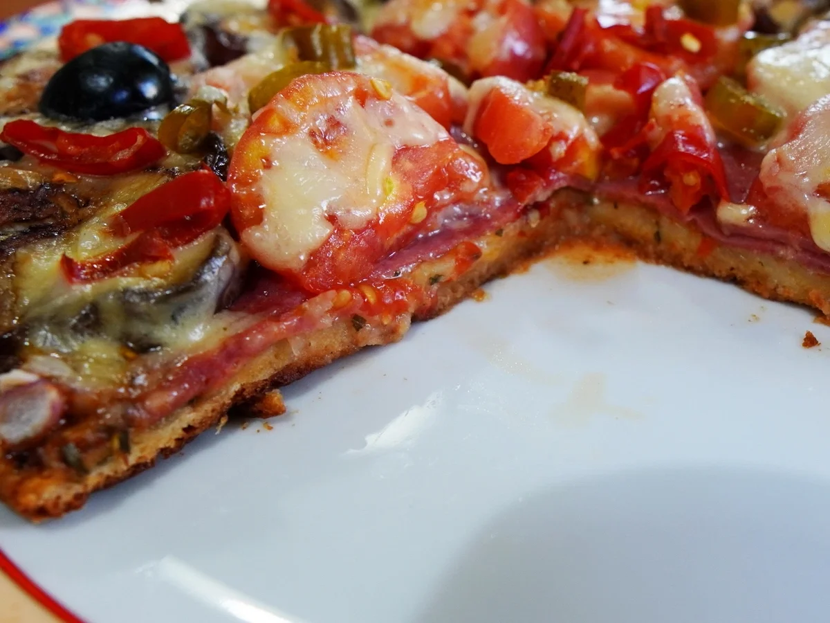 Schinkenpizza mit Auberginen und Tomaten - Rezept - Bild Nr. 5