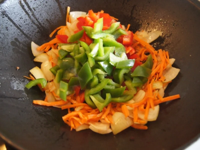 Schweinefleischbällchen süß-sauer im Wok und Basmatireis - Rezept - Bild Nr. 12