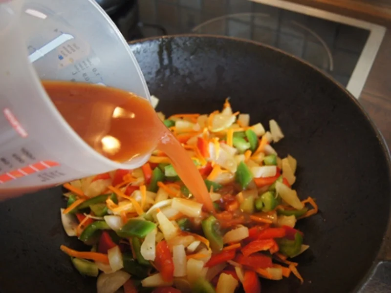 Schweinefleischbällchen süß-sauer im Wok und Basmatireis - Rezept - Bild Nr. 14