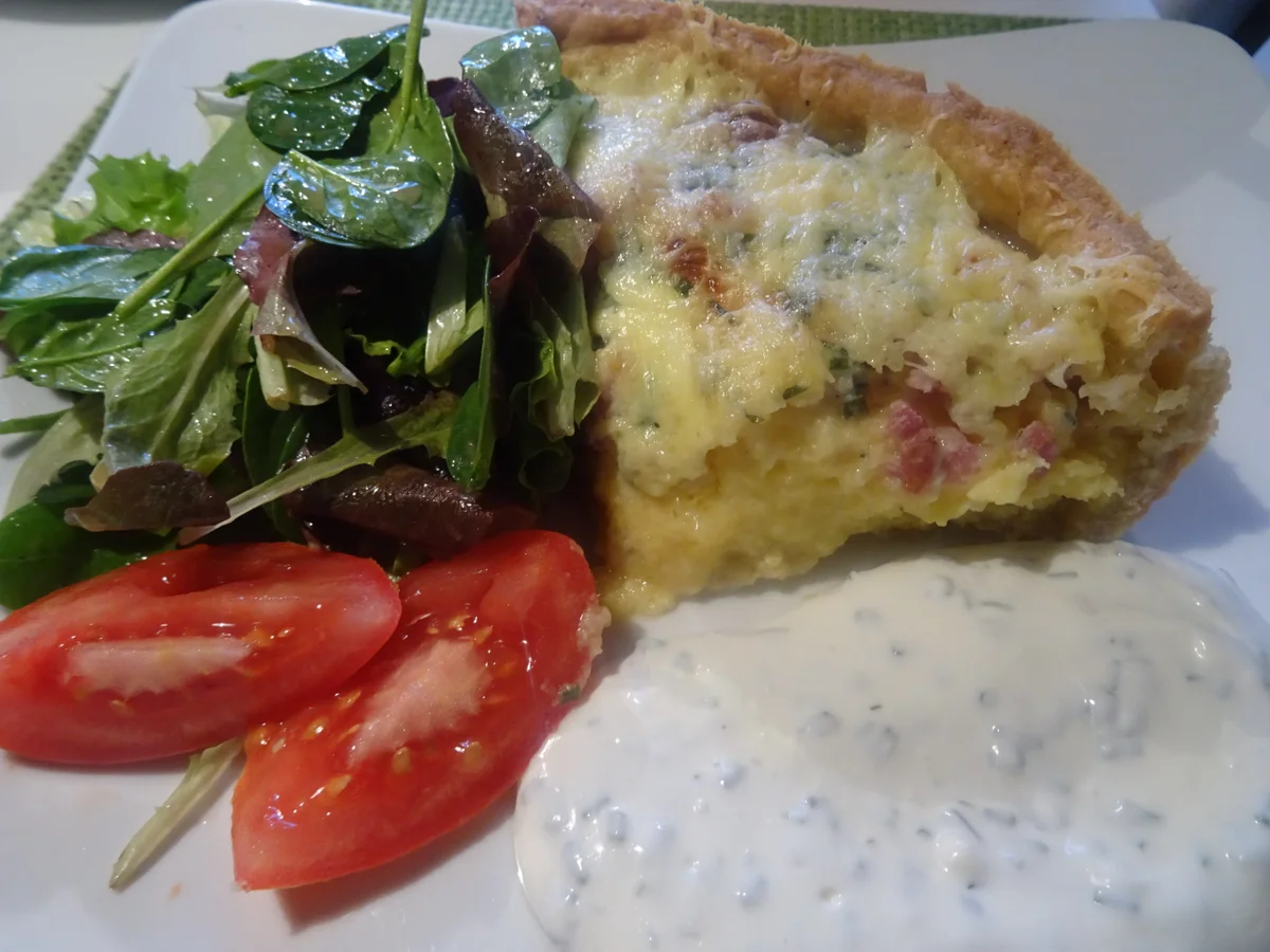 Kartoffel-Kuchen mit Schnittlauch-Dip und Beilagensalat - Rezept - Bild Nr. 2