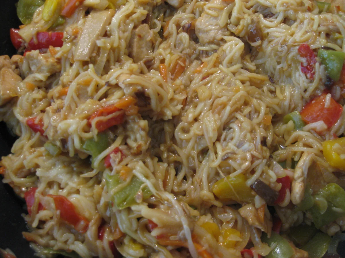 Gebratene Mii-Nudeln mit Putenfleisch und Gemüse - Rezept - Bild Nr. 2