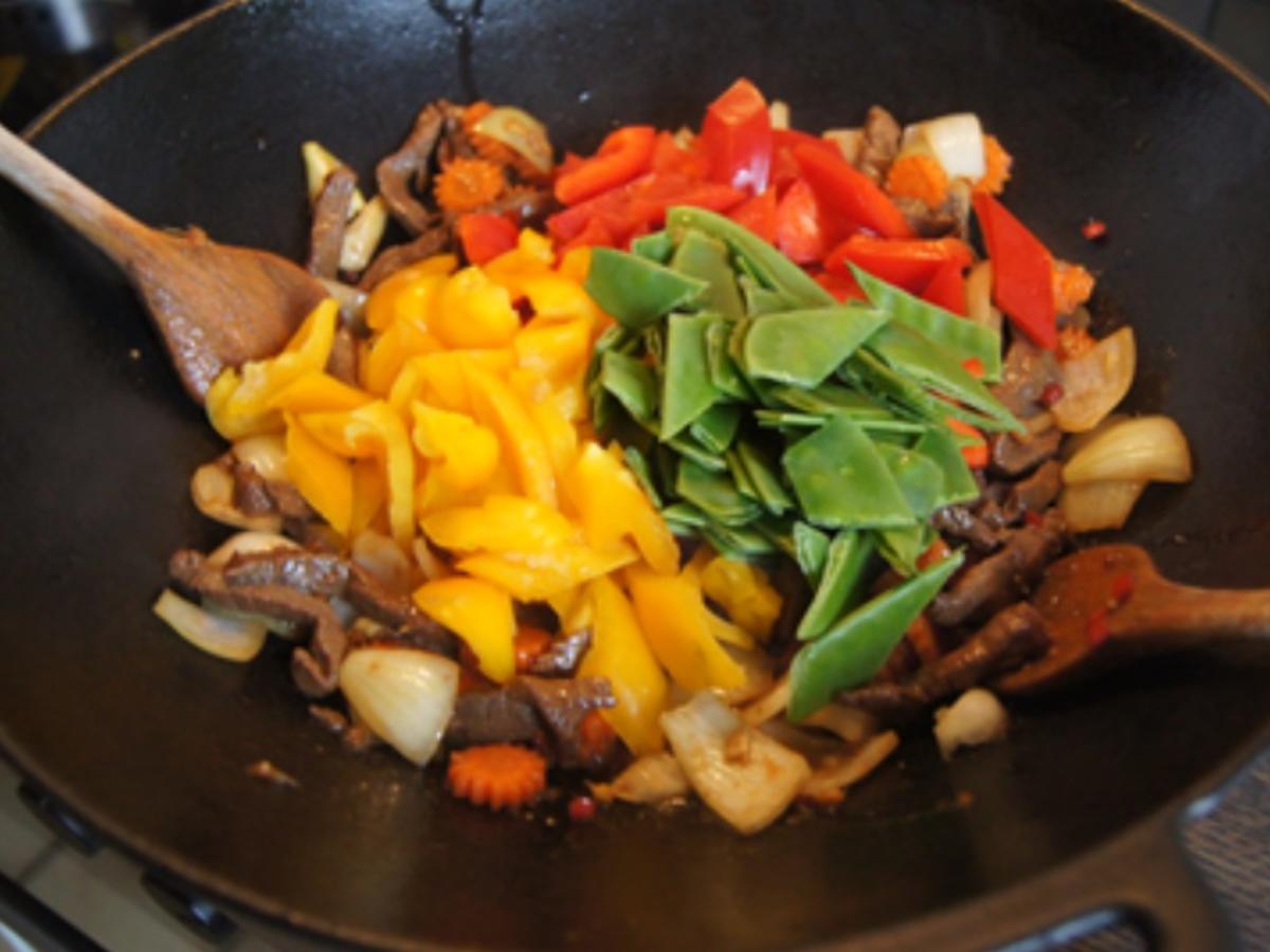 Asia-Wok mit Rindfleisch, Gemüse und Basmatireis - Rezept - Bild Nr. 15