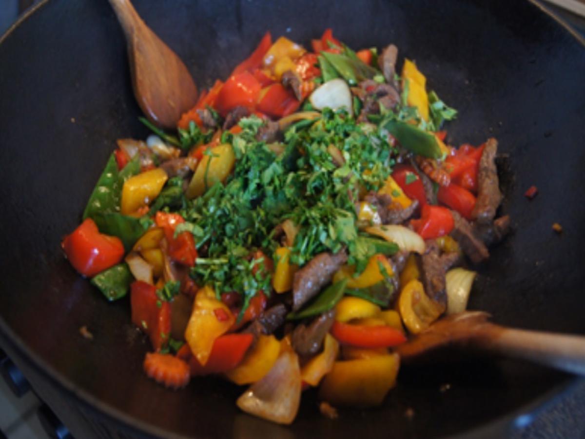 Asia-Wok mit Rindfleisch, Gemüse und Basmatireis - Rezept - Bild Nr. 17