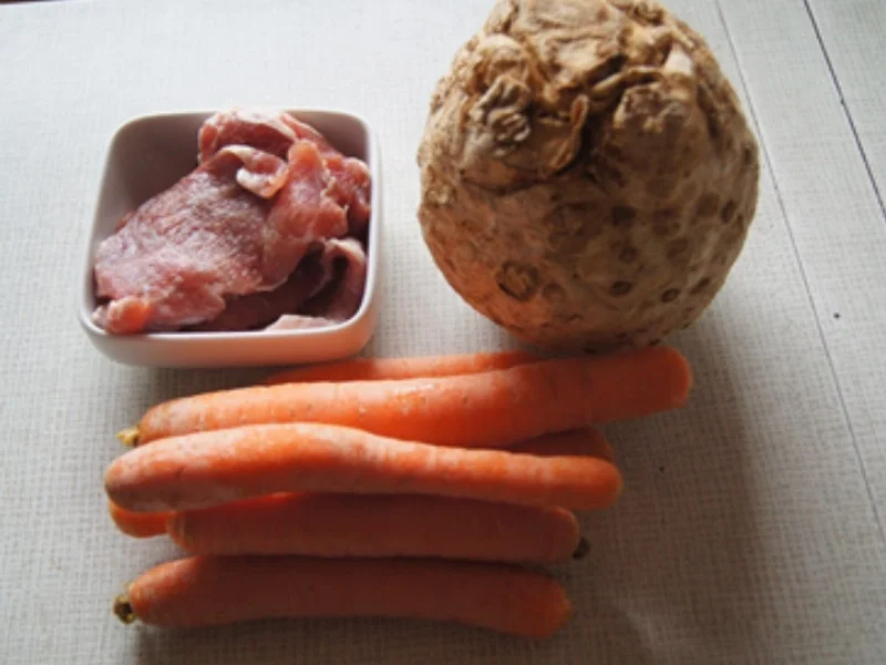 Rezept: Nackensteak-Schnitzel mit Honig-Möhren-Blüten und Sellerie-Püree Bild Nr. 3 Nackensteak-Schnitzel mit Honig-Möhren-Blüten und Sellerie-Püree - Rezept - Bild Nr. 3