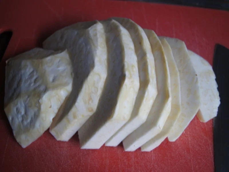 Rezept: Nackensteak-Schnitzel mit Honig-Möhren-Blüten und Sellerie-Püree Bild Nr. 12 Nackensteak-Schnitzel mit Honig-Möhren-Blüten und Sellerie-Püree - Rezept - Bild Nr. 12