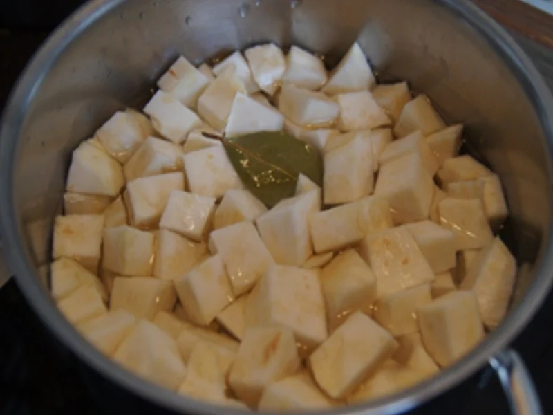 Rezept: Nackensteak-Schnitzel mit Honig-Möhren-Blüten und Sellerie-Püree Bild Nr. 15 Nackensteak-Schnitzel mit Honig-Möhren-Blüten und Sellerie-Püree - Rezept - Bild Nr. 15