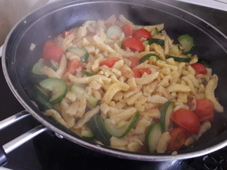 Rezept: Gebratene Spätzle mit Zucchini Bild Nr. 10016 Gebratene Spätzle mit Zucchini - Rezept - Bild Nr. 10016
