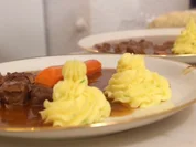 Rezept: Gulasch ร la Maman mit Kartoffeltupfern Bild Nr. 3 Gulasch ร la Maman mit Kartoffeltupfern - Rezept - Bild Nr. 3