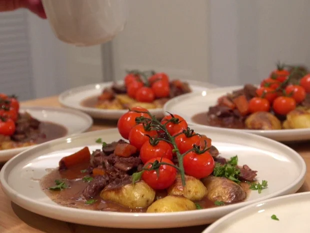 Boeuf Bourguignon mit Rosmarinkartoffeln und Tomaten - Rezept - Bild Nr. 2