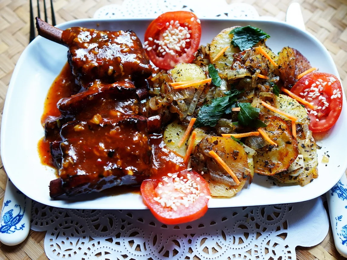 Fleischige Babyribs mit würzigen Bratkartoffeln - Rezept - Bild Nr. 2