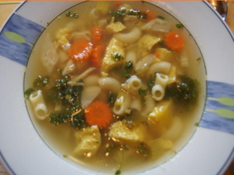 Suppe mit Hähnchenschenkel, Gemüse, Eierstich und Hörnchen Nudeln ...