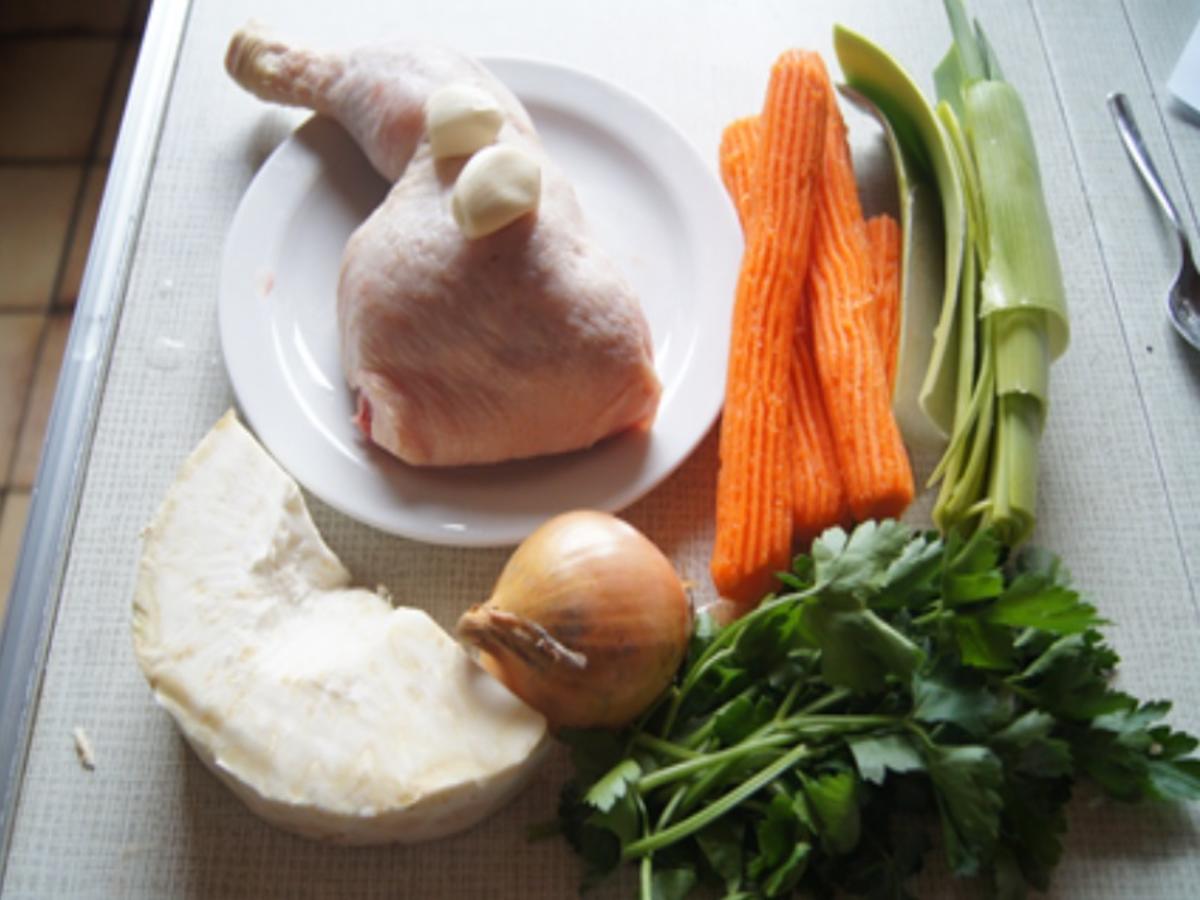 Suppe mit Hähnchenschenkel, Gemüse, Eierstich und Hörnchen Nudeln - Rezept - Bild Nr. 4