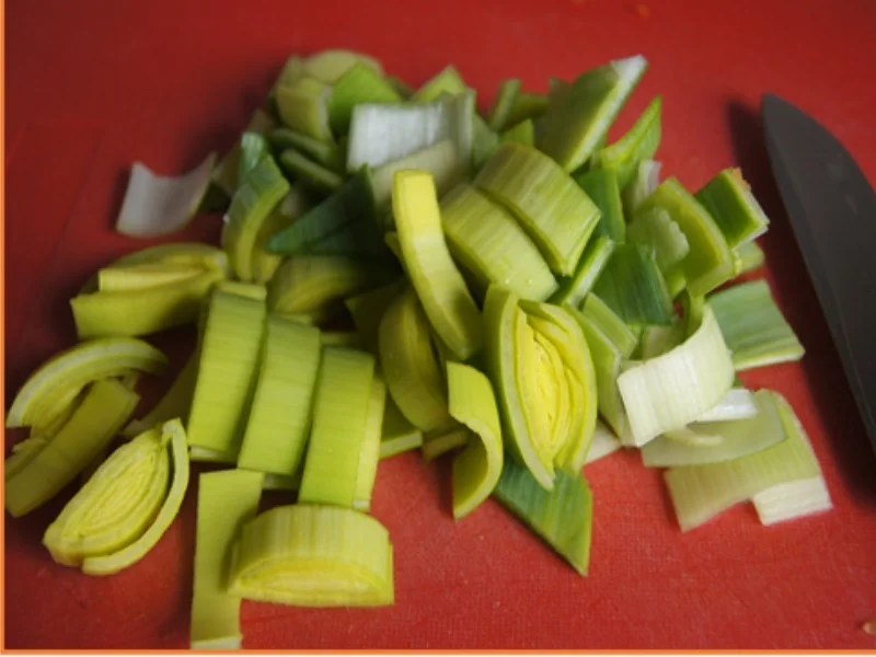 Suppe mit Hähnchenschenkel, Gemüse, Eierstich und Hörnchen Nudeln - Rezept - Bild Nr. 8