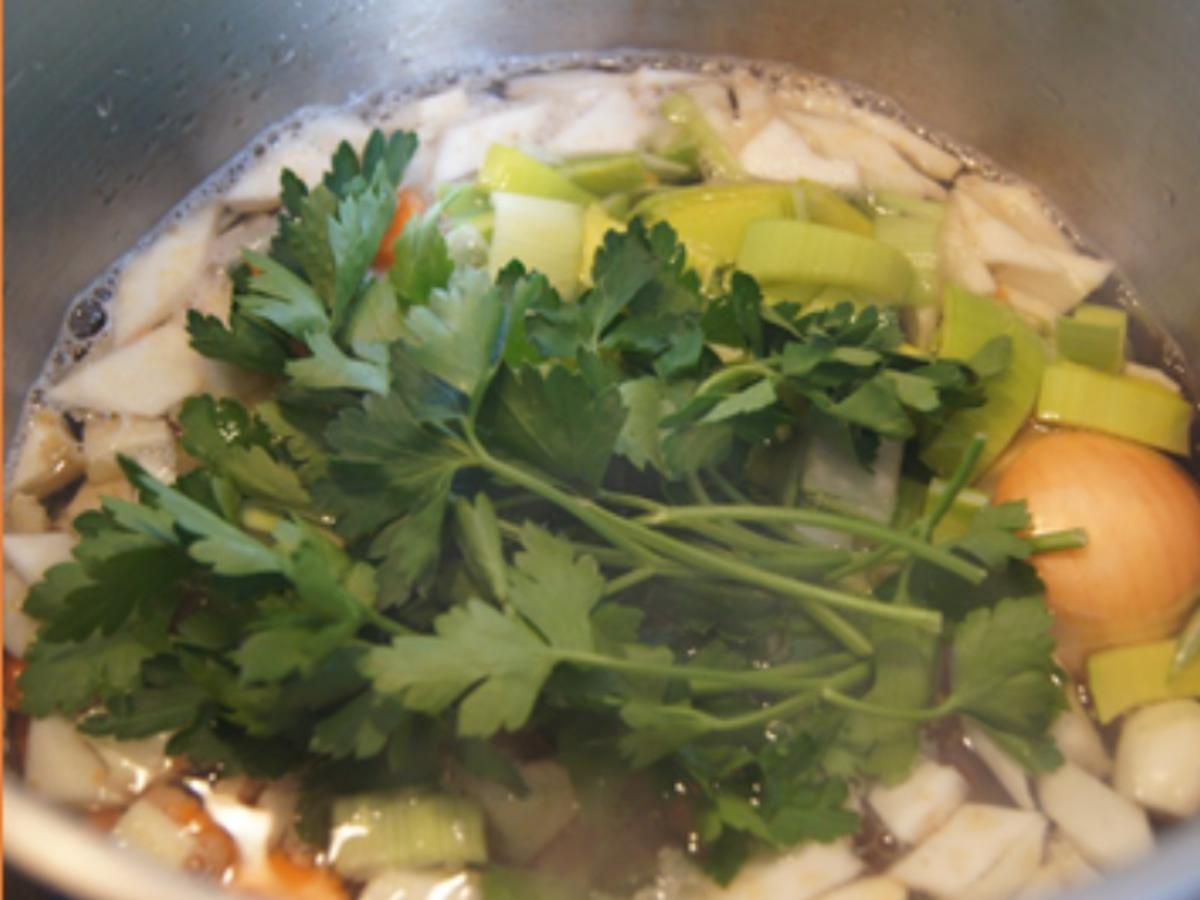 Suppe mit Hähnchenschenkel, Gemüse, Eierstich und Hörnchen Nudeln - Rezept - Bild Nr. 10