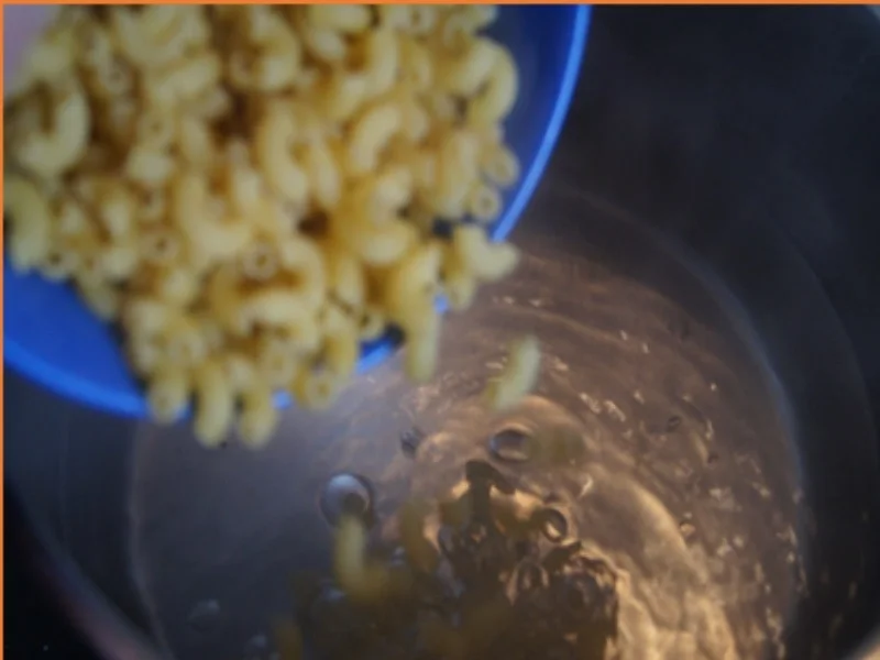 Suppe mit Hähnchenschenkel, Gemüse, Eierstich und Hörnchen Nudeln - Rezept - Bild Nr. 17