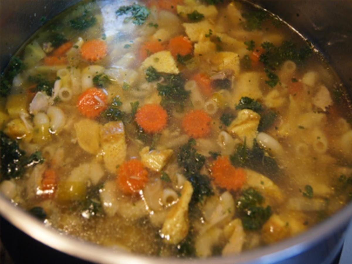Suppe mit Hähnchenschenkel, Gemüse, Eierstich und Hörnchen Nudeln - Rezept - Bild Nr. 22