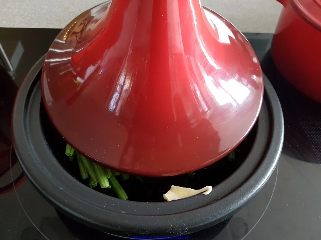 Puttespraline serviert auf Rote Bete Bohnensalat und Apfelchutney - Rezept - Bild Nr. 10032