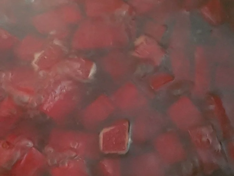 Puttespraline serviert auf Rote Bete Bohnensalat und Apfelchutney - Rezept - Bild Nr. 10038