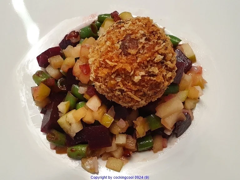 Puttespraline serviert auf Rote Bete Bohnensalat und Apfelchutney - Rezept - Bild Nr. 10039